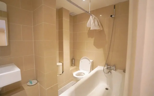 Lovely Balcony Apartment - Central London