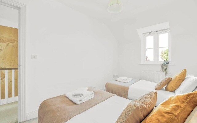 Foxherne 6 Bdrm, 3BA Hse -17