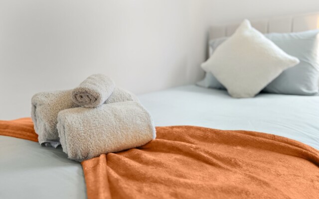 House - Sleeps 6 - On Street Parking