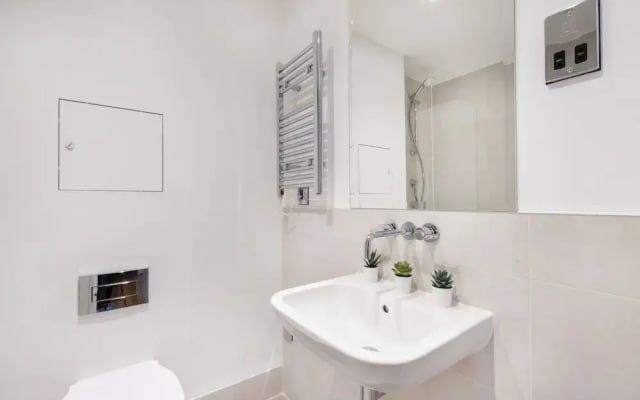 Modern 2BR 2BA with Balcony by Soho
