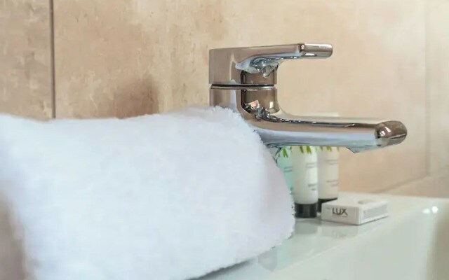 Stylish & Spacious Apartment With Private Balcony