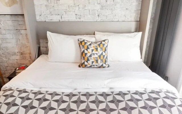 Intimate Studio W/king-size Bed in Camden Town