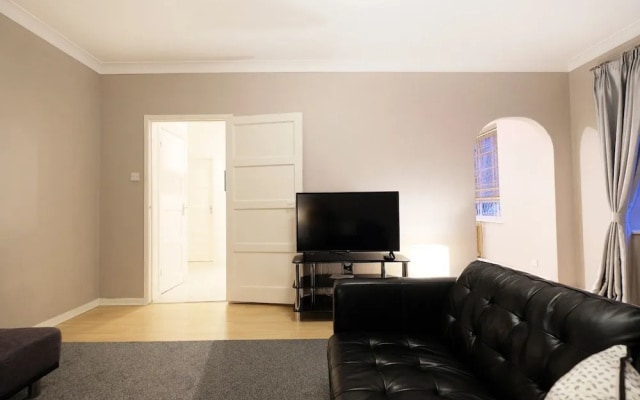 Bright and Spacious Flat in London - Sleeps 4