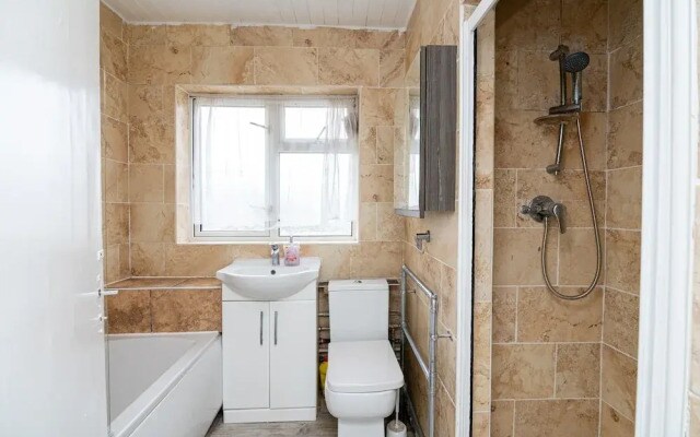 Impeccable 3-bed House in Abbeywood