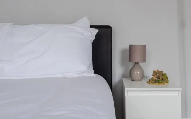 Fresh 2 Bedroom Flat by the River Thames