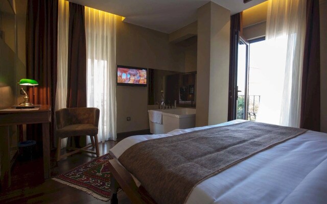 Juliet Rooms & Kitchen