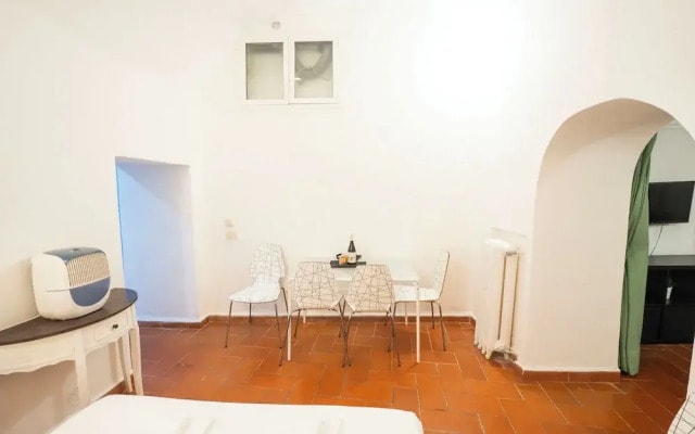 Campo De Fiori Grotto Apartment