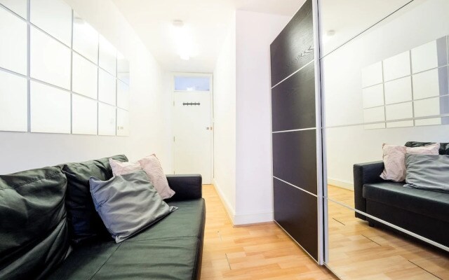 Top Floor Compact Apartment Notting Hill
