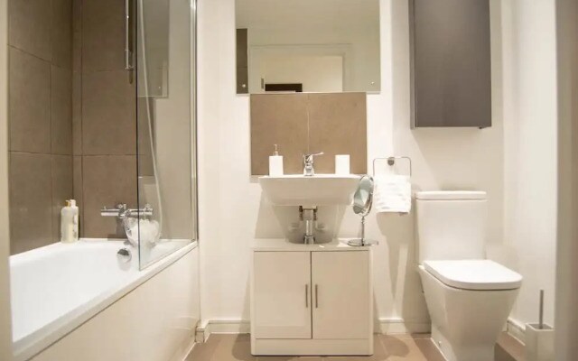 Stunning 2 Bedroom Apartment on the River Thames