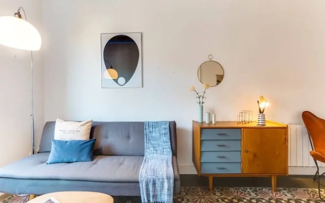 Bright 2 Bed Easily Connected to the Center