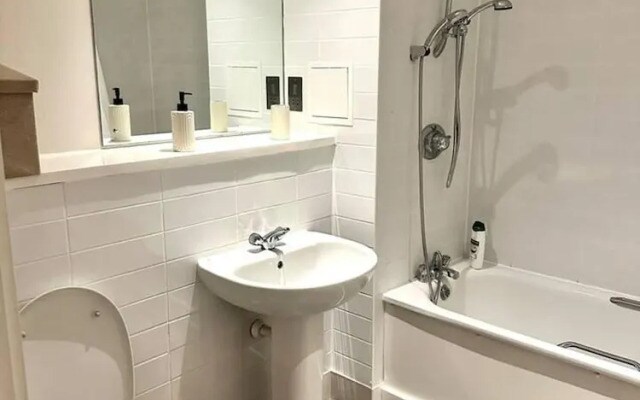 2 Bed Flat - Sleeps 4 - Balcony - Smoking