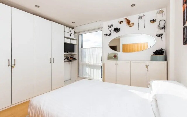 1 Bed Top Floor Flat near Shoreditch