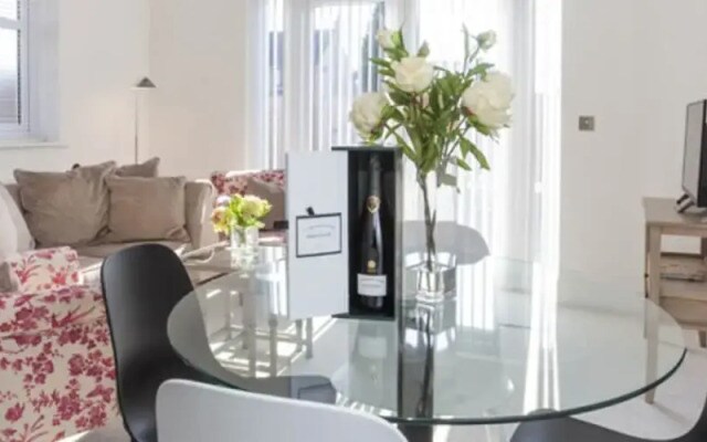 Whitehouse Apartments- Apartment C