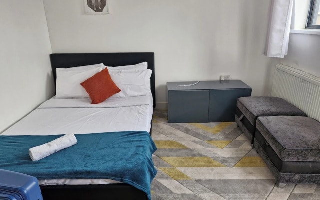 Apartment Sleeps 4 With Free Parking