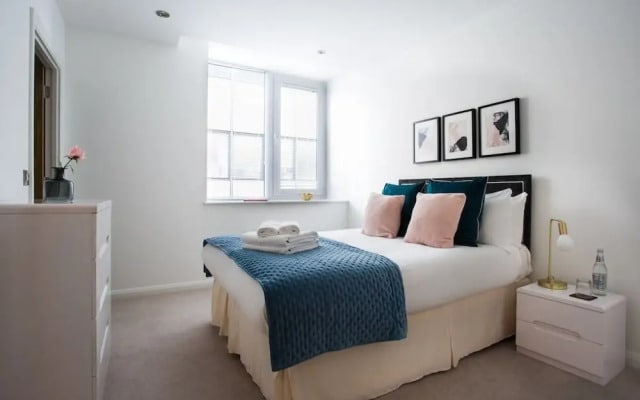 Flying Butler Croydon Apartment