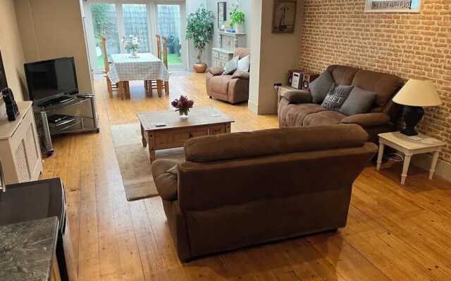 Large 2-bed House Derbyshire off Chatsworth rd