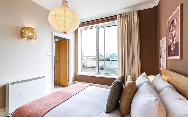 Bright and Stylish Riverside Haven in Canary Wharf