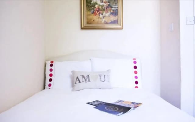 CHARACTERFUL KNIGHTSBRIDGE / CENTRAL LONDON 3 BEDROOMS-2Baths APARTMENT