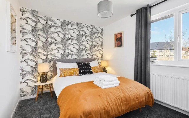 Charming 2 Bed Home, Quiet Village + Free Parking