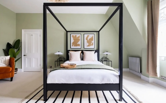 The Queens Park Sanctum - Lovely 2bdr Flat with Balcony