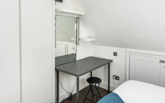 Sleek and Stylish 1BD Apt w/ Balcony, Hammersmith