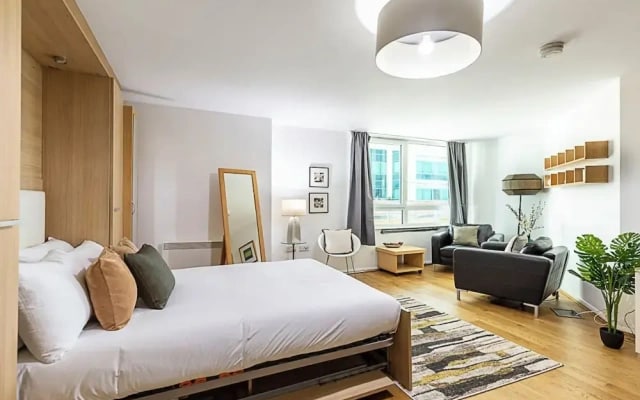 Modern Studio Apartment - St Georges Wharf