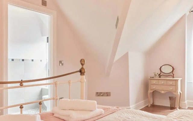 Olde Englishe Apt 4