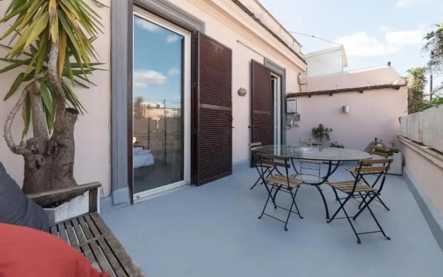 Lovely 1-bed Apartment in Roma With Terrace
