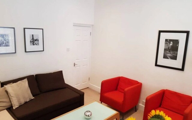 Modern 2 Bedroom Flat in Victoria - Zone 1