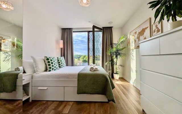 Amazing Flat With Free Parking and Balcony