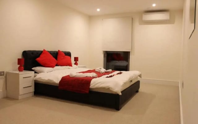 Stylish 3 Bed 2 Bath Apartment Hyde Park