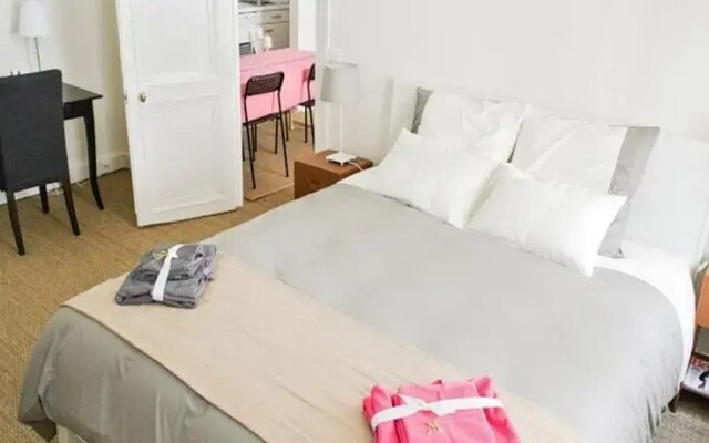 Notre Dame - Seine River Banks Apartment