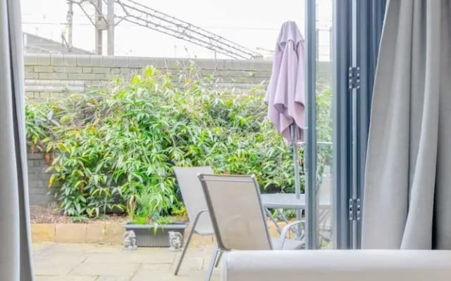 Homely 2BD Flat W/private Patio Near Maida Vale!