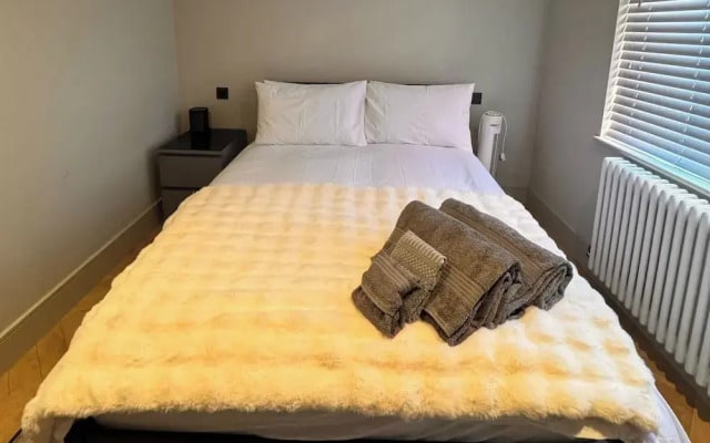 Thames Ditton Apt - Sleeps 6 - Garden & Bbq