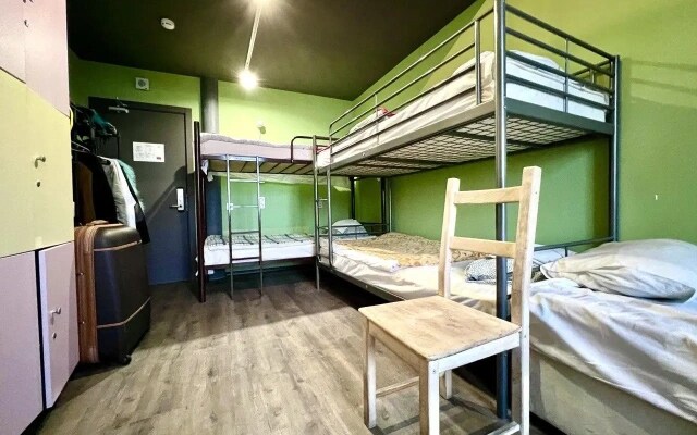Roof Hostel (Руф Хостел)