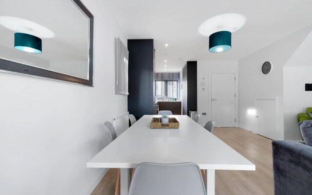 Modern 4 Bedroom House 01 With Parking in Farnham