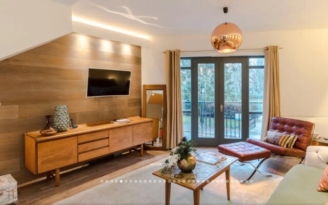 Neon Melody - Playful 2 bedroom by London Bridge