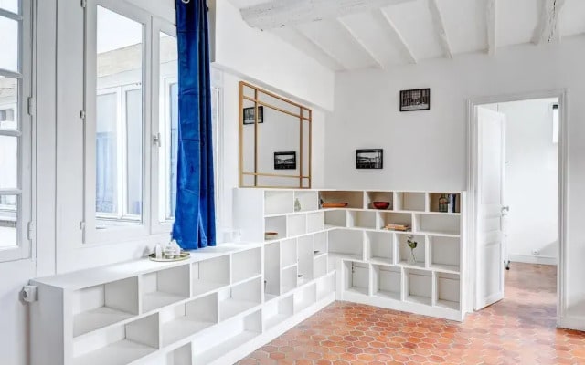 Bright 1BR Bastille Getaway - 4 Guests