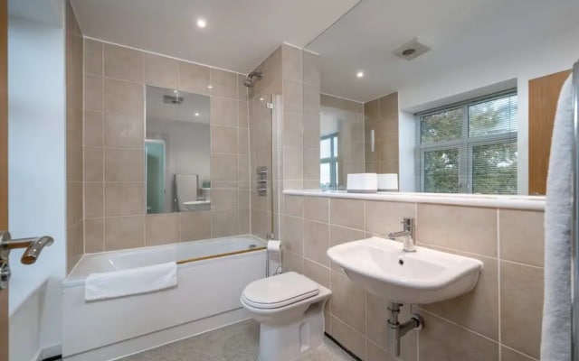 Stunning 3BD Flat, Parking, Sleeps Six, Near Park