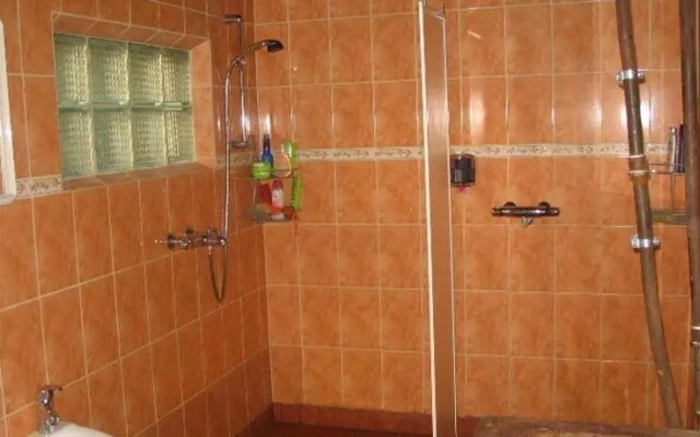 Livonia Holiday House