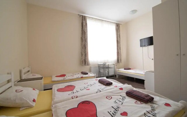 Happy Hotel