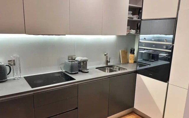 Apartment-sleeps3-hottub-patio