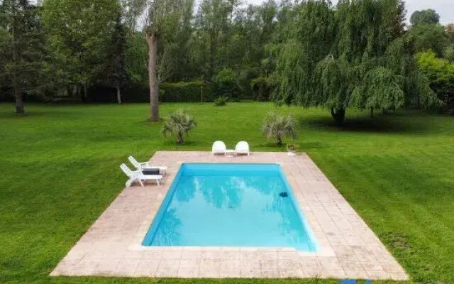 Family apartment by the Marne River – Pool, garden & free parking near Disneyland