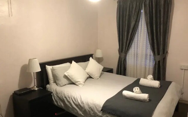 1 Bed-sleeps 4-free Parking-15 Min to Putney