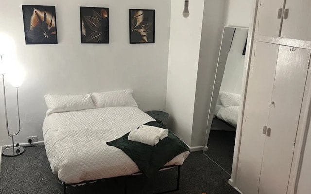 a two Bedroom Cosy Hideaway Based in Greenwich