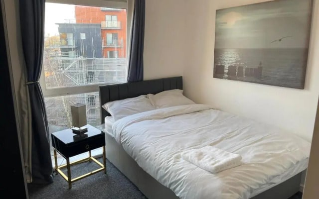 Impeccable 2-bed Apartment in Salford