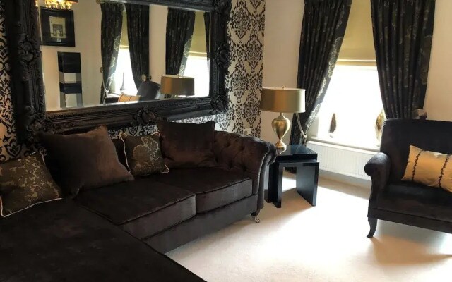 Room-cozy Sheffield Guest Room With Shar