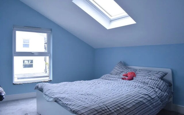 Retro 2 Bedroom Flat in Clapham