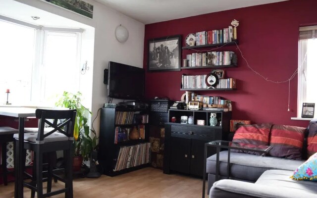 Cosy 2 Bedroom Flat Overlooking Canal in Hackney