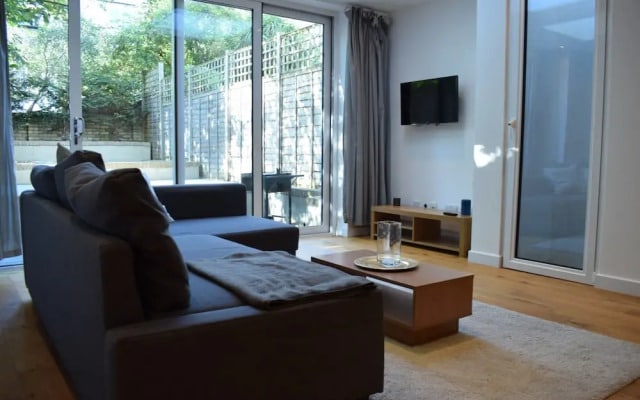 Spacious 2 Bedroom Apartment in South London